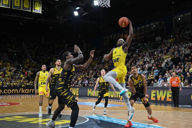 GER, Basketball, easy Credit- BBL, EWE Baskets Oldenburg vs MHP Riesen Ludwigsburg 14.02.2026, EWE Arena, Oldenburg, GER, easy Credit-BBL, EWE Baskets Oldenburg vs MHP Riesen Ludwigsburg, im Bild Brain FOBBS ( EWE Baskets Oldenburg 4 ) Babacar SANE ( MHP Riesen Ludwigsburg 0 ) Brandon TISCHLER ( MHP Riesen Ludwigsburg 24 )