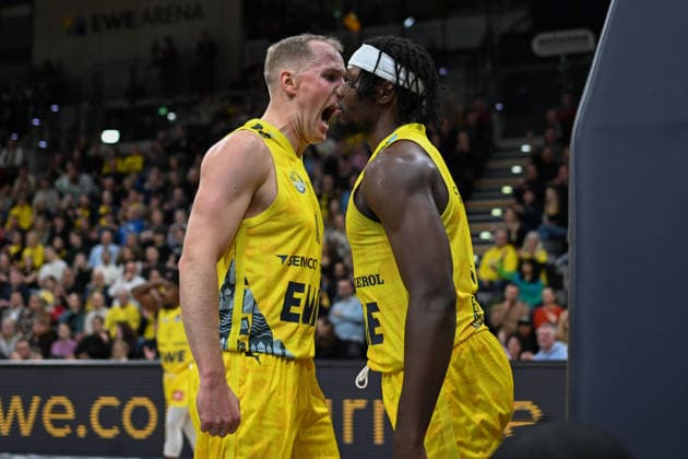 GER, Basketball, easy Credit- BBL, EWE Baskets Oldenburg vs MHP Riesen Ludwigsburg 14.02.2026, EWE Arena, Oldenburg, GER, easy Credit-BBL, EWE Baskets Oldenburg vs MHP Riesen Ludwigsburg, im Bild nach dem Dunking von Brain FOBBS ( EWE Baskets Oldenburg 4 ) Seth HINRICHS ( EWE Baskets Oldenburg 21 ) Brain FOBBS ( EWE Baskets Oldenburg 4 )