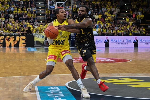 GER, Basketball, easy Credit- BBL, EWE Baskets Oldenburg vs MHP Riesen Ludwigsburg 14.02.2026, EWE Arena, Oldenburg, GER, easy Credit-BBL, EWE Baskets Oldenburg vs MHP Riesen Ludwigsburg, im Bild James WOODARD ( EWE Baskets Oldenburg 10 ) Tray BUCHANAN ( MHP Riesen Ludwigsburg 2 )