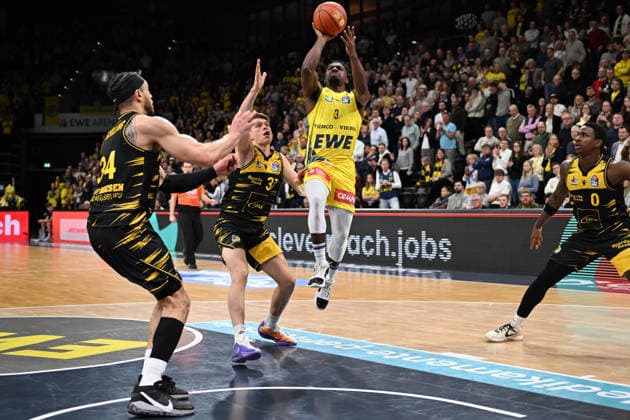 GER, Basketball, easy Credit- BBL, EWE Baskets Oldenburg vs MHP Riesen Ludwigsburg 14.02.2026, EWE Arena, Oldenburg, GER, easy Credit-BBL, EWE Baskets Oldenburg vs MHP Riesen Ludwigsburg, im Bild Chris CLEMONS ( EWE Baskets Oldenburg 3 ) Gavin SCHILLING ( MHP Riesen Ludwigsburg 34 ) Julis BAUMER ( MHP Riesen Ludwigsburg 37 ) Babacar SANE ( MHP Riesen Ludwigsburg 0 )