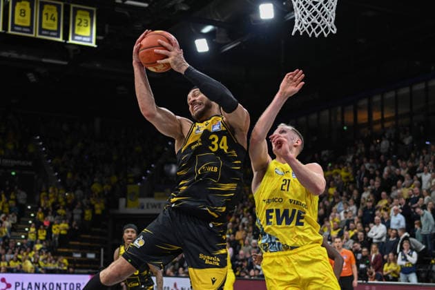 GER, Basketball, easy Credit- BBL, EWE Baskets Oldenburg vs MHP Riesen Ludwigsburg 14.02.2026, EWE Arena, Oldenburg, GER, easy Credit-BBL, EWE Baskets Oldenburg vs MHP Riesen Ludwigsburg, im Bild Gavin SCHILLING ( MHP Riesen Ludwigsburg 34 ) Seth HINRICHS ( EWE Baskets Oldenburg 21 )