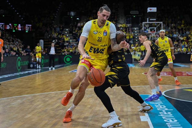 GER, Basketball, easy Credit- BBL, EWE Baskets Oldenburg vs MHP Riesen Ludwigsburg 14.02.2026, EWE Arena, Oldenburg, GER, easy Credit-BBL, EWE Baskets Oldenburg vs MHP Riesen Ludwigsburg, im Bild Tomislav ZUBCIC ( EWE Baskets Oldenburg 33 ) Yorman POLAS BARTOLO ( MHP Riesen Ludwigsburg 13 )