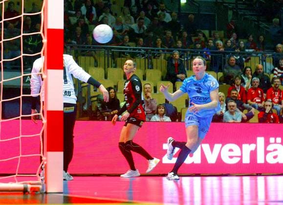 Handball, Frauen, HBF, BSV Sachsen Zwickau - HSG Bensheim Auerbach Amelie Berger (Flames) erzielt hier einen ihrer 4 Treffer; Handball Frauen 1.Bundesliga 2025 26 BSV Sachsen Zwickau - HSG Bensheim Auerbach (Flames) 22:37 am 14.2.2026 in der Sparkassen-Arena Zwickau BSV Sachsen Zwickau - HSG Bensheim Auerbach