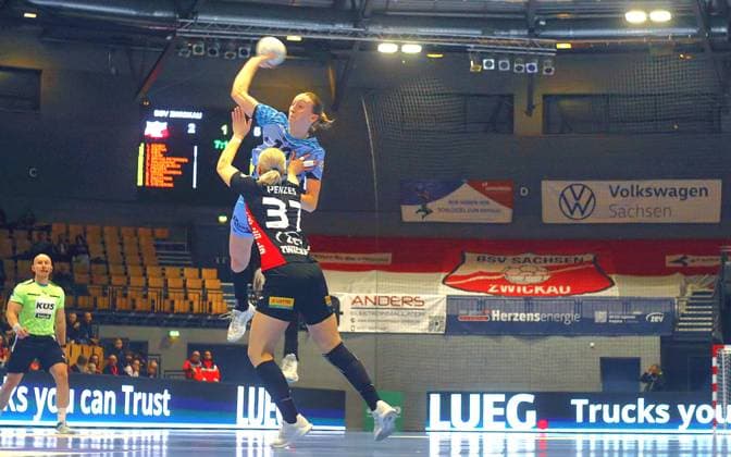 Handball, Frauen, HBF, BSV Sachsen Zwickau - HSG Bensheim Auerbach Torwurf von Matilda Ehlert (Flames) , vorn Laura Penzes (Zwickau) Handball Frauen 1.Bundesliga 2025 26 BSV Sachsen Zwickau - HSG Bensheim Auerbach (Flames) 22:37 am 14.2.2026 in der Sparkassen-Arena Zwickau BSV Sachsen Zwickau - HSG Bensheim Auerbach