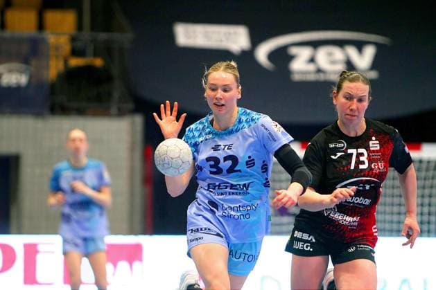 Handball, Frauen, HBF, BSV Sachsen Zwickau - HSG Bensheim Auerbach Neele Orth (Flames) am Ball , rechts Zoe Stens (Zwickau) Handball Frauen 1.Bundesliga 2025 26 BSV Sachsen Zwickau - HSG Bensheim Auerbach (Flames) 22:37 am 14.2.2026 in der Sparkassen-Arena Zwickau BSV Sachsen Zwickau - HSG Bensheim Auerbach