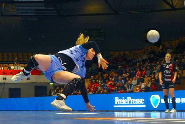 Handball, Frauen, HBF, BSV Sachsen Zwickau - HSG Bensheim Auerbach Nele Wenzel (Flames) Handball Frauen 1.Bundesliga 2025 26 BSV Sachsen Zwickau - HSG Bensheim Auerbach (Flames) 22:37 am 14.2.2026 in der Sparkassen-Arena Zwickau BSV Sachsen Zwickau - HSG Bensheim Auerbach