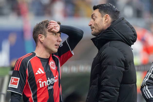 Eintracht Frankfurt - Borussia Mönchengladbach, 1. FBL Auswechslung von Mario Götze (Eintracht Frankfurt, 27) durch Trainer Albert Riera (Eintracht Frankfurt). Bundesligaspiel zwischen Eintracht Frankfurt und Borussia Mönchengladbach am 14. Februar 2026 im Deutsche Bank Park in Frankfurt am Main., Frankfurt am Main Hessen Deutschland Deutsche Bank Park *** Eintracht Frankfurt Borussia Mönchengladbach, 1 FBL Substitution of Mario Götze Eintracht Frankfurt, 27 by Coach Albert Riera Eintracht Frankfurt Bundesliga match between Eintracht Frankfurt and Borussia Mönchengladbach on February 14, 2026 at Deutsche Bank Park in Frankfurt am Main , Frankfurt am Main Hessen Germany Deutsche Bank Park