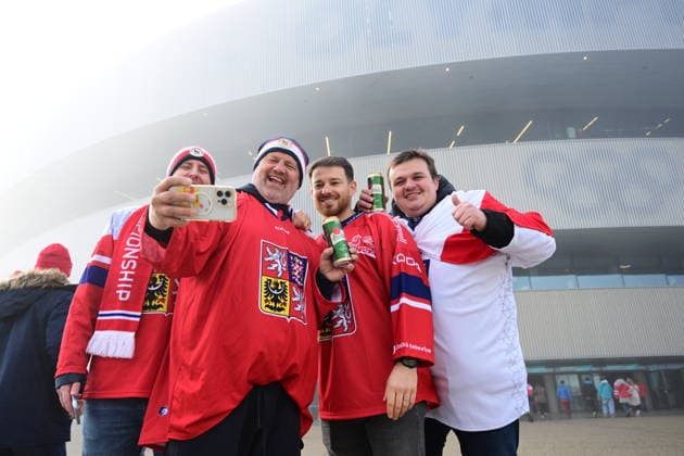 XXV Winter Olympic Games, Olympische Spiele, Olympia, OS in Milan, Italy, on February 15, 2026. Men s Ice hockey, Eishockey Group A, Switzerland vs Czech Republic. Czech fans are seen outside the Milano Santagiulia Ice Hockey Arena before the match. (CTKxPhoto MichalxKamaryt) CTKPhotoP2026021502150  CTKPhotoP2026021502150