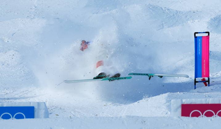 February 15, 2026, Livigno, Italy: Canada s Julien Viel crashes during the men s dual moguls 1 8 final at the Milano Cortina 2026 Winter Olympic Games, Olympische Spiele, Olympia, OS in Livigno, Italy on Sunday, Feb. 15, 2026. Canada News - February 15, 2026  - ZUMAc35_ 20260215_zaf_c35_005 Copyright: xSeanxKilpatrickx