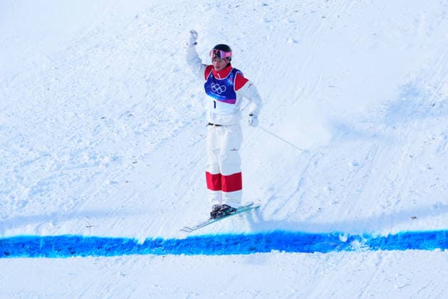 February 15, 2026, Livigno, Italy: Canada s Julien Viel crosses the finish line after his crash during the men s dual moguls 1 8 final at the Milano Cortina 2026 Winter Olympic Games, Olympische Spiele, Olympia, OS in Livigno, Italy on Sunday, Feb. 15, 2026. Canada News - February 15, 2026  - ZUMAc35_ 20260215_zaf_c35_007 Copyright: xSeanxKilpatrickx