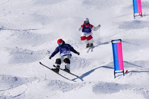 February 15, 2026, Livigno, Italy: Canada s Mikael Kingsbury competes as South Korea s Jung Dae-yoon (17) moves across the course during the men s dual moguls quarter-finals final at the Milano Cortina 2026 Winter Olympic Games, Olympische Spiele, Olympia, OS in Livigno, Italy on Sunday, Feb. 15, 2026. Canada News - February 15, 2026  - ZUMAc35_ 20260215_zaf_c35_011 Copyright: xSeanxKilpatrickx