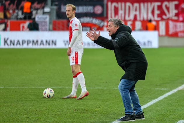 Michael Wimmer Trainer SSV Jahn Regensburg Michael Wimmer Trainer SSV Jahn Regensburg Rot-Weiss Essen (RWE, Rot Weiß Essen) gegen SSV Jahn Regensburg am 14. Februar 2026 im Stadion an der Hafenstraße in Essen (Nordrhein Westfalen Deutschland GER). Fußball 24. Spieltag der 3. Liga Saison 2025 2026. Endstand 3:2 vor 16.024 Zuschauern. *** Michael Wimmer Coach SSV Jahn Regensburg Michael Wimmer Coach SSV Jahn Regensburg Rot Weiss Essen RWE, Rot Weiß Essen vs SSV Jahn Regensburg on February 14, 2026 at Stadion an der Hafenstraße in Essen Nordrhein Westfalen Germany GER Soccer 24 Matchday of the 3 Liga Season 2025 2026 Final Score 3 2 in front of 16 024 Spectators