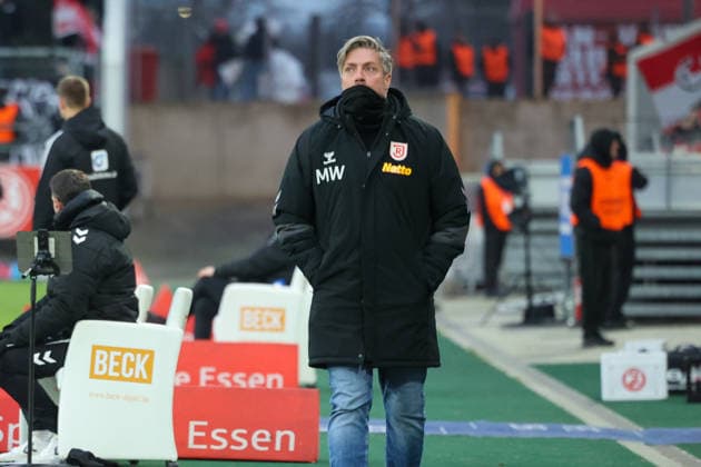 Michael Wimmer Trainer SSV Jahn Regensburg Michael Wimmer Trainer SSV Jahn Regensburg Rot-Weiss Essen (RWE, Rot Weiß Essen) gegen SSV Jahn Regensburg am 14. Februar 2026 im Stadion an der Hafenstraße in Essen (Nordrhein Westfalen Deutschland GER). Fußball 24. Spieltag der 3. Liga Saison 2025 2026. Endstand 3:2 vor 16.024 Zuschauern. *** Michael Wimmer Coach SSV Jahn Regensburg Michael Wimmer Coach SSV Jahn Regensburg Rot Weiss Essen RWE, Rot Weiß Essen vs SSV Jahn Regensburg on February 14, 2026 at Stadion an der Hafenstraße in Essen Nordrhein Westfalen Germany GER Soccer 24 Matchday of the 3 Liga Season 2025 2026 Final Score 3 2 in front of 16 024 Spectators