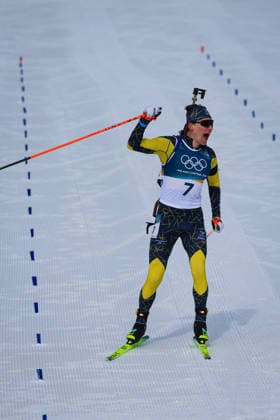 Antholz, Italien 15. Februar 2026: Biathlon Verfolgung Männer 12,5 km - Olympia 2026 Im Bild: Martin Ponsiluoma (SWE) als Olympiasieger mit Gold im Zielbereich. Anterselva Biathlon Arena *** Antholz, Italy 15 February 2026 Biathlon Pursuit Men 12.5 km Olympic Games 2026 In the picture Martin Ponsiluoma SWE as Olympic champion with gold in the finish area Anterselva Biathlon Arena Copyright: xFotostandx xHettichx