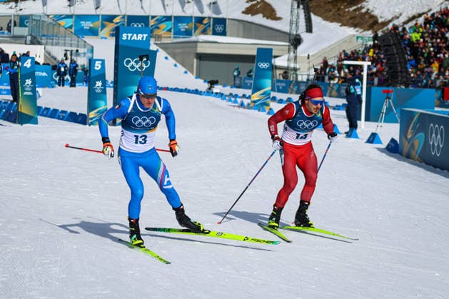 Antholz, Italien 15. Februar 2026: Biathlon Verfolgung Männer 12,5 km - Olympia 2026 Im Bild: v.li.Lukas Hofer (ITA) und Joscha Burkhalter (SUI) am Start. Anterselva Biathlon Arena *** Antholz, Italy 15 February 2026 Biathlon Pursuit Men 12.5 km Olympic Games 2026 In the picture from left Lukas Hofer ITA and Joscha Burkhalter SUI at the start Anterselva Biathlon Arena Copyright: xFotostandx xHettichx