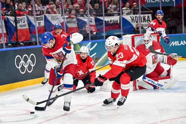 15 02 2026, Milano, Santa Giulia Ice hockey, Eishockey Arena, Winter Olympics: Switzerland - Czechia (Ice Hockey), David Spacek of Czechia and Philipp Kurashev of Switzerland battle for the puck Milano Santa Giulia Ice Hockey Arena Lombardy Italy *** 15 02 2026, Milano, Santa Giulia Ice Hockey Arena, Winter Olympics Switzerland Czechia Ice Hockey , David Spacek of Czechia and Philipp Kurashev of Switzerland battle for the puck Milano Santa Giulia Ice Hockey Arena Lombardy Italy Copyright: xJustPictures.ch AndreaxBrancax jp-en-AnBr-AB-AAB_222215022026