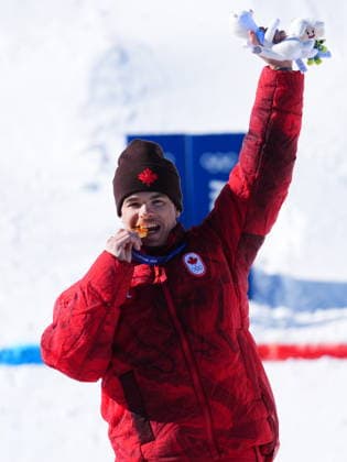 February 15, 2026, Livigno, Italy: Canada s Mikael Kingsbury bites into his gold medal as he celebrates winning the men s freestyle skiing dual moguls at the 2026 Winter Olympics, in Livigno, Italy, Sunday, Feb. 15, 2026. Canada News - February 15, 2026  - ZUMAc35_ 20260215_zaf_c35_025 Copyright: xSeanxKilpatrickx