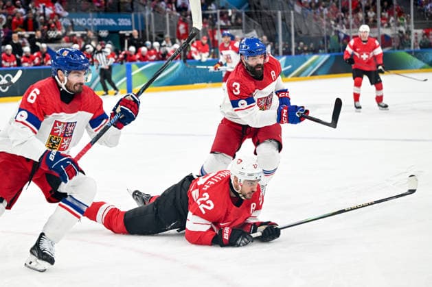 15 02 2026, Milano, Santa Giulia Ice hockey, Eishockey Arena, Winter Olympics: Switzerland - Czechia (Ice Hockey), Nino Niederreiter of Switzerland against Radko Gudas of Czechia and Michal Kempny of Czechia Milano Santa Giulia Ice Hockey Arena Lombardy Italy *** 15 02 2026, Milano, Santa Giulia Ice Hockey Arena, Winter Olympics Switzerland Czechia Ice Hockey , Nino Niederreiter of Switzerland against Radko Gudas of Czechia and Michal Kempny of Czechia Milano Santa Giulia Ice Hockey Arena Lombardy Italy Copyright: xJustPictures.ch AndreaxBrancax jp-en-AnBr-AB-AAB_249315022026