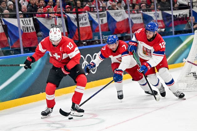 15 02 2026, Milano, Santa Giulia Ice hockey, Eishockey Arena, Winter Olympics: Switzerland - Czechia (Ice Hockey), Nico Hischier of Switzerland chased by David Spacek of Czechia and Radek Faksa of Czechia Milano Santa Giulia Ice Hockey Arena Lombardy Italy *** 15 02 2026, Milano, Santa Giulia Ice Hockey Arena, Winter Olympics Switzerland Czechia Ice Hockey , Nico Hischier of Switzerland chased by David Spacek of Czechia and Radek Faksa of Czechia Milano Santa Giulia Ice Hockey Arena Lombardy Italy Copyright: xJustPictures.ch AndreaxBrancax jp-en-AnBr-AB-AAB_264115022026