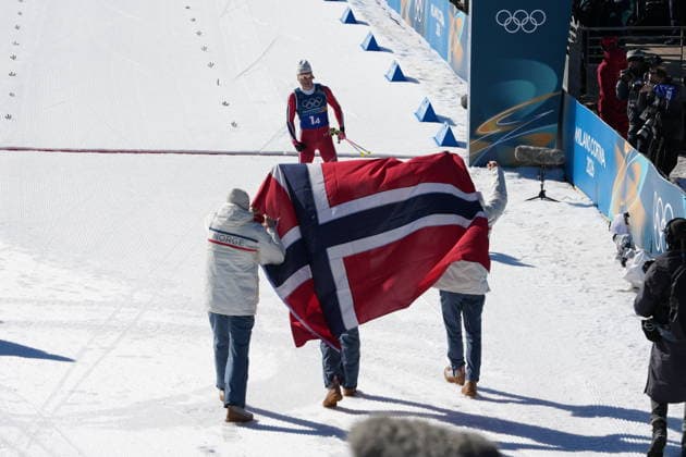 Winter Olympics in Milan Cortina 2026 Val di Fiemme, Italy 20260215. Emil Iversen, Martin Lowstrom Nyenget, Einar Hedegart and Johannes Hosflot Klaebo from Norway cheer during the cross-country 4 x 7.5 km relay men at Tesero CC-Stadium during the Winter Olympics in Milan Cortina 2026. Photo: Lise Aserud NTB Val di Fiemme Italy EDITORIAL USE ONLY. RESTRICTED USE FOR BETTING COMPANIES Ref:_SPOWP540O3qk9o.jpg *** Winter Olympics in Milan Cortina 2026 Val di Fiemme, Italy 20260215 Emil Iversen, Martin Lowstrom Nyenget, Einar Hedegart and Johannes Hosflot Klaebo from Norway cheer during the cross country 4 x 7 5 km relay men at Tesero CC Stadium during the Winter Olympics in Milan Cortina 2026 Photo Lise Aserud NTB Val di Fiemme Italy EDITORIAL USE ONLY RESTRICTED USE FOR BETTING COMPANIES  Copyright: xLisexAserudxx xNTBx