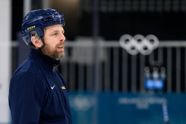 260215 Head coach Ulf Lundberg of Sweden at an Ice hockey, Eishockey practice session during day 9 of the 2026 Winter Olympics on February 15, 2026 in Milan. Photo: Emma Wallskog BILDBYRAN kod EW EW0636 ishockey ice hockey Olympic Games, Olympische Spiele, Olympia, OS olympics winter olympics os ol olympiska spel vinter-os olympiske leker milano cortina 2026 milan cortina 2026 milano cortina 2026 olympic games milano cortina 2026 winter olympic games milano cortina-os milano cortina-ol vinter-ol 9 bbeng dam sverige sweden *** 260215 Head coach Ulf Lundberg of Sweden at an ice hockey practice session during day 9 of the 2026 Winter Olympics on February 15, 2026 in Milan Photo Emma Wallskog BILDBYRAN kod EW EW0636 ishockey ice hockey olympic games olympics winter olympics os ol olympiska spel vinter os olympiske leker milano cortina 2026 milan cortina 2026 milano cortina 2026 olympic games milano cortina 2026 winter olympic games milano cortina os milano cortina ol vinter ol 9 bbeng dam sverige sweden  Copyright: EMMAxWALLSKOG BB260215EW006
