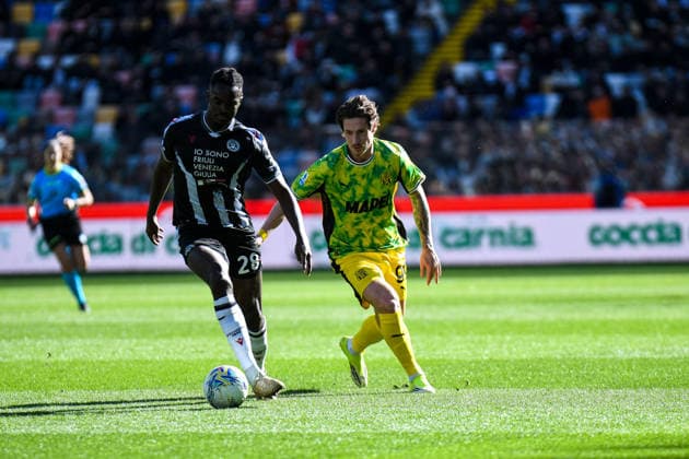 February 15, 2026, Udine: Udinese s Oumar Solet in action against Sassuolo s Andrea Pinamonti during the italian soccer Serie A match between Udinese Calcio vs US Sassuolo on february 15, 2026 at the Bluenergy stadium in Udine, Italy. ANSA . Serie A: Udinese Vs Sassuolo  - ZUMAa110 20260215_zaf_a110_006 Copyright: xEttorexGriffonix