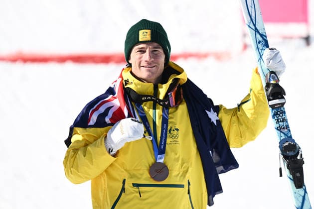 2026 WINTER Olympic Games, Olympische Spiele, Olympia, OS Matt Graham of Australia celebrates after being presented the Bronze medal during the vivtory ceremony for the Men™s Dual Moguls final at Livigno Aerials and Moguls Park, on day 8 of the 2026 Milano Cortina Winter Olympic Games in Italy, Sunday, February 15, 2026. ( NO ARCHIVING, EDITORIAL USE ONLY LIVIGNO SONDRIO ITALY  Copyright: xDANxHIMBRECHTSx 20260215157243688244