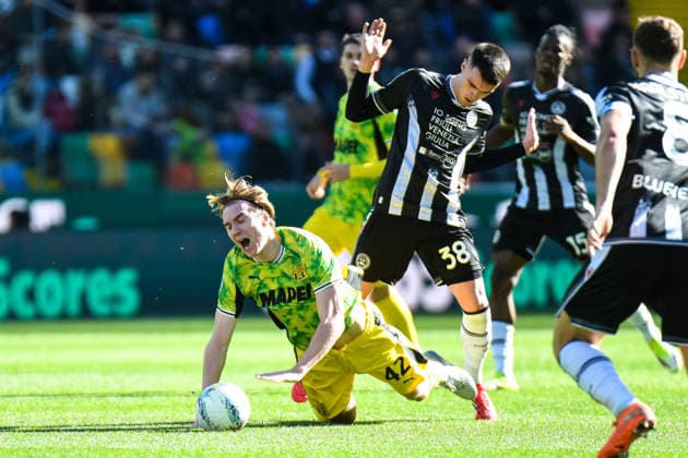 Foul of Udinese s Lennon Miller on Sassuolo s Kristian Thorstvedt during Udinese Calcio vs US Sassuolo, Italian soccer Serie A match in Udine, Italy, February 15 2026  Copyright: xEttorexGriffoni IPAxSportx xipa-agency.netx xx IPA_71546042 IPA_Agency_IPA71546042