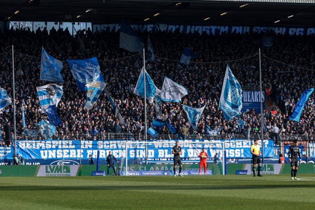 15.02.2026, Fussball, Saison 2025 2026, 2. Bundesliga, 22. Spieltag, VfL Bochum 1848 - SC Paderborn 07, VfL Bochum Fans kritisieren das schwarze Sondertrikot mit einem Banner, Heimspiel in schwarz, was soll der Scheiss? Unsere Farben sind blau und weiss. Bochum Vonovia Ruhrstadion NRW Deutschland xRHR-FOTO DEx