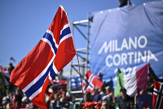 VAL DI FIEMME, ITALIEN 20260215 Norsk flagga vid herrarnas stafett 4 x 7,5 km under vinter-OS pa Tesero längdskidstadion i Val di Fiemme, Italien. *** Bilden ingar i SPORTPAKET. För övriga BETALBILD *** VAL DI FIEMME ITALIEN x10430x *** VAL DI FIEMME, ITALY 20260215 Norwegian flag during the mens 4 x 7,5 km relay at the Winter Olympics at Tesero cross-country stadium in Val di Fiemme, Italy Picture in SPORTPAKET For others PAYPICTURE VAL DI FIEMME ITALY x10430x  Copyright: xChristinexOlsson TTx OS 2026 SKIDOR STAFETT HERR