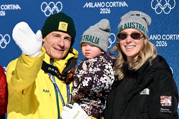 2026 WINTER Olympic Games, Olympische Spiele, Olympia, OS Matt Graham of Australia celebrates with his daughter Ava and wife Jess after being presented the Bronze medal during the victory ceremony for the Men™s Dual Moguls final at Livigno Aerials and Moguls Park, on day 8 of the 2026 Milano Cortina Winter Olympic Games in Italy, Sunday, February 15, 2026. ( NO ARCHIVING, EDITORIAL USE ONLY LIVIGNO SONDRIO ITALY  Copyright: xDANxHIMBRECHTSx 20260215163511170903