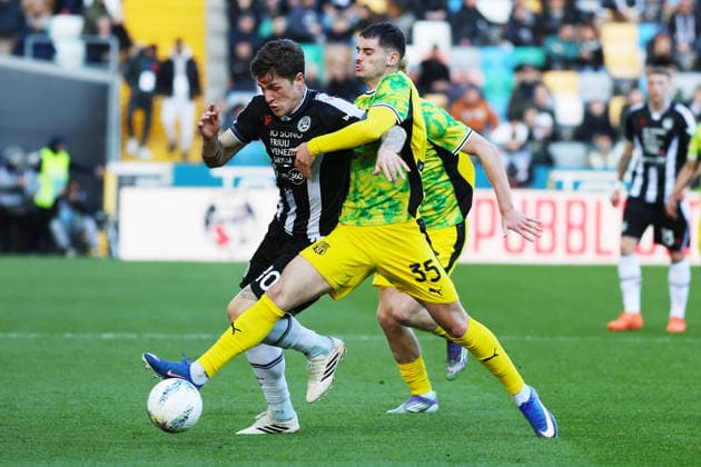 UdineseÕs Nicolo Zaniolo fights for the ball with Sassuolo s Luca Lipani during the Serie A soccer match between Udinese and Sassuolo at the Bluenergy Stadium in Udine, north east Italy - Sunday, February 15,2026 - soccer  Copyright: xAndreaxBressanutti LaPressex