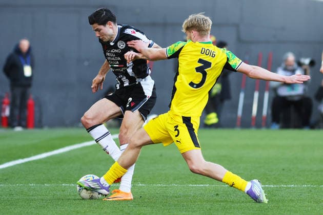 Udinese s Jurgen Ekkelenkamp fights for the ball with Sassuolo s Josh Diog during the Serie A soccer match between Udinese and Sassuolo at the Bluenergy Stadium in Udine, north east Italy - Sunday, February 15,2026 - soccer  Copyright: xAndreaxBressanutti LaPressex