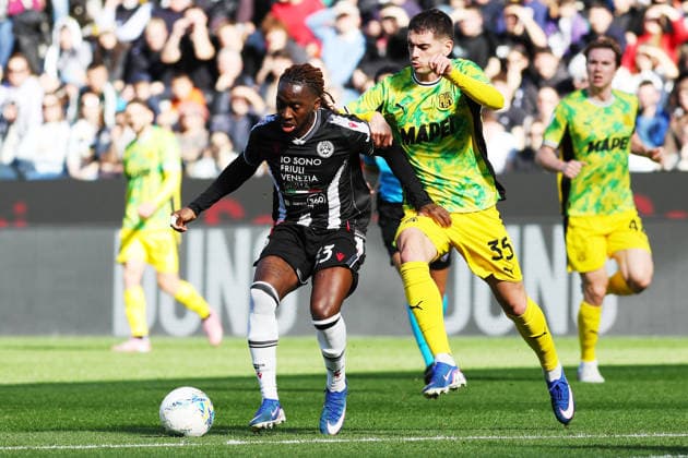 Udinese s Jordan Zemura fights for the ball with Sassuolo s Luca Lipani during the Serie A soccer match between Udinese and Sassuolo at the Bluenergy Stadium in Udine, north east Italy - Sunday, February 15,2026 - soccer  Copyright: xAndreaxBressanutti LaPressex