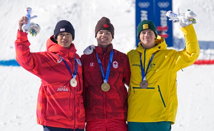 Gold medalist Mikael Kingsbury of Canada (C), silver medalist Ikuma Horishima of Japan (L) and bronze medalist Matt Graham of Australia pose on the podium after the Men s Freestyle Skiing Dual Moguls competition at the Milano Cortina 2026 Winter Olympic Games, Olympische Spiele, Olympia, OS in Livigno, Italy, on Sunday, February 15, 2026.  OLY20260215801 BOBxSTRONG