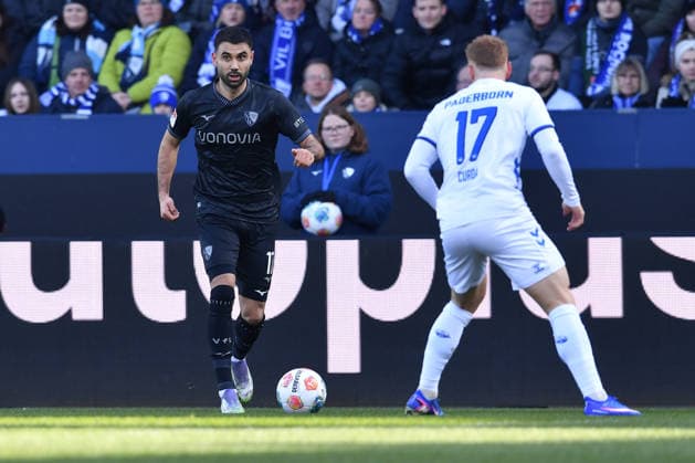 Fußball 2. Bundesliga 22. Spieltag VfL Bochum - SC Paderborn 07 am 15.02.2026 im Vonovia Ruhrstadion in Bochum Gerrit Holtmann ( Bochum ), links - Laurin Curda ( Paderborn ), rechts DFL regulations prohibit any use of photographs as image sequences and or quasi-video.
