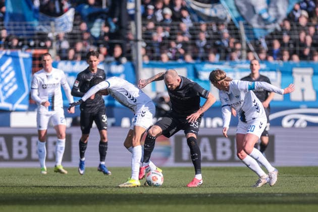 15.02.2026, Fussball, Saison 2025 2026, 2. Bundesliga, 22. Spieltag, VfL Bochum 1848 - SC Paderborn 07, v. l. Santiago Castaneda (SC Paderborn 07), Philipp Hofmann (VfL Bochum 1848), Felix Götze (SC Paderborn 07), Bochum Vonovia Ruhrstadion NRW Deutschland xRHR-FOTO DEx