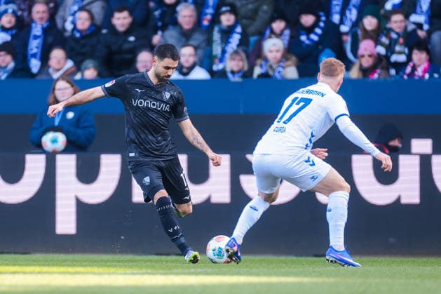 15.02.2026, Fussball, Saison 2025 2026, 2. Bundesliga, 22. Spieltag, VfL Bochum 1848 - SC Paderborn 07, v. l. Gerrit Holtmann (VfL Bochum 1848), Laurin Curda (SC Paderborn 07), Bochum Vonovia Ruhrstadion NRW Deutschland xRHR-FOTO DEx