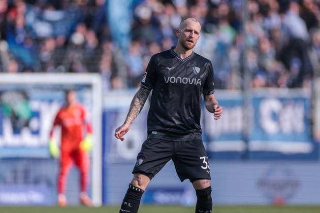 15.02.2026, Fussball, Saison 2025 2026, 2. Bundesliga, 22. Spieltag, VfL Bochum 1848 - SC Paderborn 07, Philipp Hofmann (VfL Bochum 1848) mit dem schwarzen Sondertrikot, Bochum Vonovia Ruhrstadion NRW Deutschland xRHR-FOTO DEx