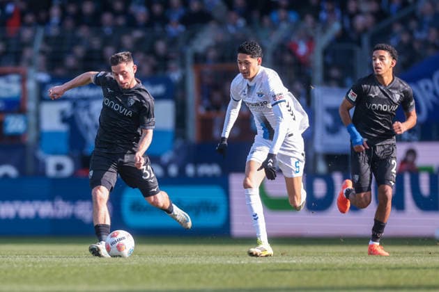 15.02.2026, Fussball, Saison 2025 2026, 2. Bundesliga, 22. Spieltag, VfL Bochum 1848 - SC Paderborn 07, v. l. Maximilian Wittek (VfL Bochum 1848), Santiago Castaneda (SC Paderborn 07), Francis Onyeka (VfL Bochum 1848), Bochum Vonovia Ruhrstadion NRW Deutschland xRHR-FOTO DEx