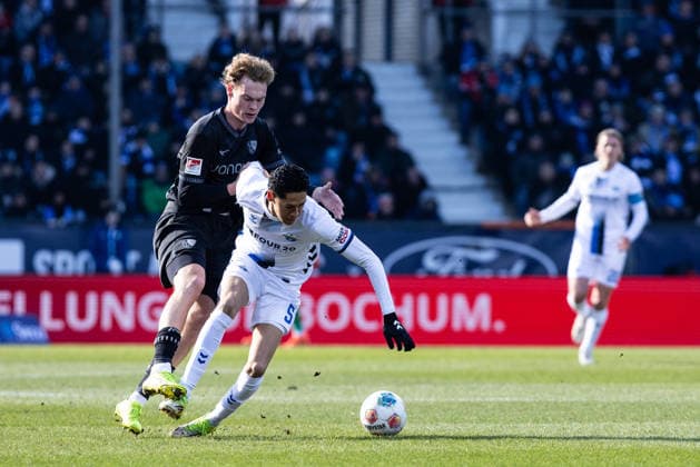 2. Fußball Bundesliga: VfL Bochum - SC Paderborn; 15.02.2026 Mats Pannewig (VfL Bochum, 24), Santiago Castaneda (SC Paderborn, 5) 2. Fußball Bundesliga: VfL Bochum - SC Paderborn; Vonovia-Ruhrstadion, Bochum; 15.02.2026 DFL regulations prohibit any use of photographs as image sequences and or quasi video.