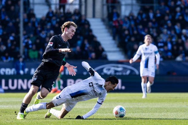 2. Fußball Bundesliga: VfL Bochum - SC Paderborn; 15.02.2026 Mats Pannewig (VfL Bochum, 24), Santiago Castaneda (SC Paderborn, 5) 2. Fußball Bundesliga: VfL Bochum - SC Paderborn; Vonovia-Ruhrstadion, Bochum; 15.02.2026 DFL regulations prohibit any use of photographs as image sequences and or quasi video.