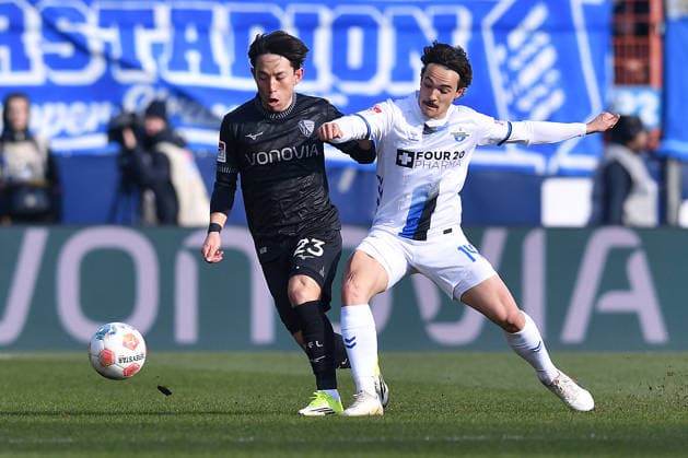 Fußball 2. Bundesliga 22. Spieltag VfL Bochum - SC Paderborn 07 am 15.02.2026 im Vonovia Ruhrstadion in Bochum Koji Miyoshi ( Bochum ), links - Mika Baur ( Paderborn ), rechts DFL regulations prohibit any use of photographs as image sequences and or quasi-video.