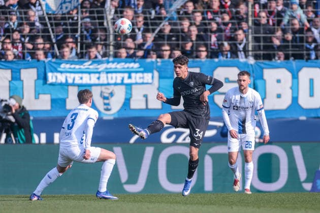 15.02.2026, Fussball, Saison 2025 2026, 2. Bundesliga, 22. Spieltag, VfL Bochum 1848 - SC Paderborn 07, v. l. Jonah Sticker (SC Paderborn 07), Cajetan Lenz VfL Bochum 1848), Sebastian Klaas (SC Paderborn 07), Bochum Vonovia Ruhrstadion NRW Deutschland xRHR-FOTO DEx