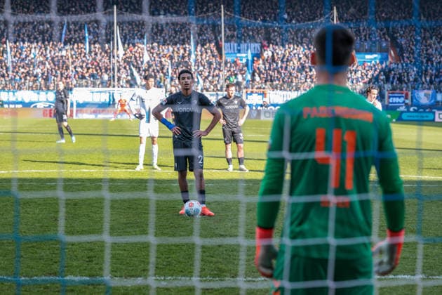 15.02.2026, Fussball, Saison 2025 2026, 2. Bundesliga, 22. Spieltag, VfL Bochum 1848 - SC Paderborn 07, Francis Onyeka (VfL Bochum 1848) steht zum Elfmeter bereit, Bochum Vonovia Ruhrstadion NRW Deutschland xRHR-FOTO DEx