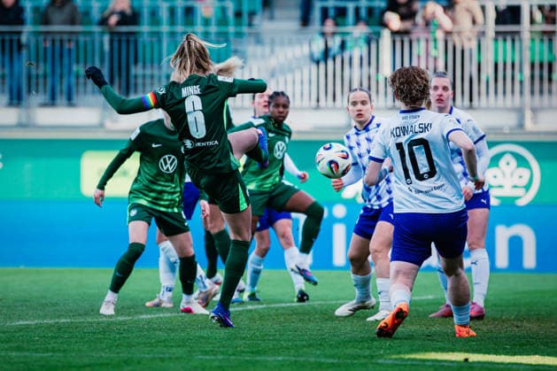 Google Pixel Frauen-Bundesliga: VfL Wolfsburg vs. SGS Essen, 15.02.2026 Janina Minge (VfL Wolfsburg, 6) schießt; Fußball, Google Pixel Frauen-Bundesliga, 14. Spieltag: VfL Wolfsburg vs. SGS Essen am 15.02.2026 im AOK Stadion, Wolfsburg DFB REGULATIONS PROHIBIT ANY USE OF PHOTOGRAPHS AS IMAGE SEQUENCES AND OR QUASI-VIDEO. Copyright: xBEAUTIFULxSPORTS Tonhäuserx