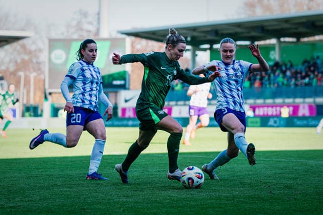 Google Pixel Frauen-Bundesliga: VfL Wolfsburg vs. SGS Essen, 15.02.2026 Svenja Huth (VfL Wolfsburg, 10) geht an Leonie Köpp (SGS Essen, 20) und Paula Flach (SGS Essen, 5) vorbei; Fußball, Google Pixel Frauen-Bundesliga, 14. Spieltag: VfL Wolfsburg vs. SGS Essen am 15.02.2026 im AOK Stadion, Wolfsburg DFB REGULATIONS PROHIBIT ANY USE OF PHOTOGRAPHS AS IMAGE SEQUENCES AND OR QUASI-VIDEO. Copyright: xBEAUTIFULxSPORTS Tonhäuserx