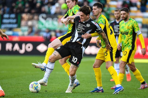 Udinese s Nicolo Zaniolo in action against Sassuolo s Luca Lipani during Udinese Calcio vs US Sassuolo, Italian soccer Serie A match in Udine, Italy, February 15 2026  Copyright: xEttorexGriffoni IPAxSportx xipa-agency.netx xx IPA_71548550 IPA_Agency_IPA71548550