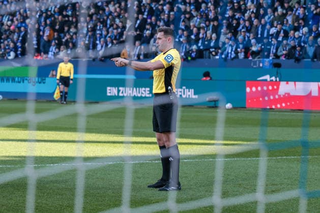 15.02.2026, Fussball, Saison 2025 2026, 2. Bundesliga, 22. Spieltag, VfL Bochum 1848 - SC Paderborn 07, Schiedsrichter Tom Bauer (GER) entscheidet auf Abseits und verweigert den Elfmeter, Bochum Vonovia Ruhrstadion NRW Deutschland xRHR-FOTO DEx