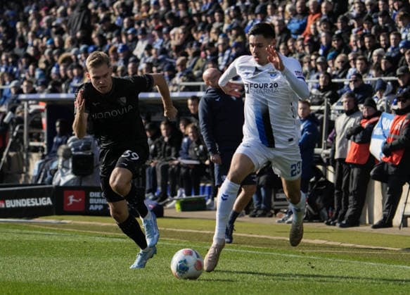 Deutschland: 2.Bundesliga 2025 2026, VFL Bochum vs SC Paderborn, Sonntag 15.02.2026 Vonovia Ruhrstadion (Bochum, Nordrhein-Westfalen, Deutschland) Raphael Obermair (SC Paderborn, 23) am Ball gegen Leandro Morgalla (VfL Bochum, 39)